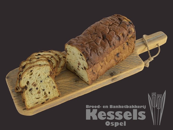 Rozijnenbrood half gesneden